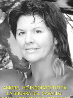 La Moglie nudista si fa puttana per nani, donne e neri