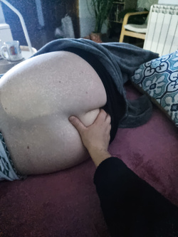 Mia moglie si fa sditalinare mentre guarda la TV