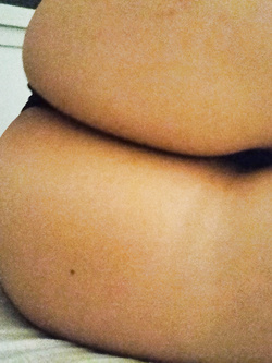 Mia moglie dorme con la figa in vista