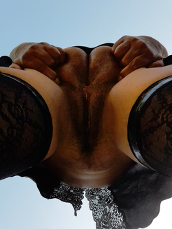 MOGLIE VISTA DAL BASSO