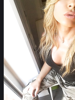 Tutte i selfie hot di Noemi Blonde
