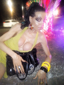 ti va se ti apro la porta e me lo sbatti in bocca a pelle cn