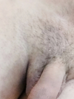 Mostro il mio pene in diverse situazioni.