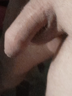 Mostro il mio pene in diverse situazioni.