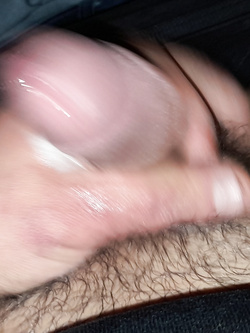 Mostro il mio pene in diverse situazioni.