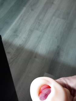 Mi sego con una finta vagina