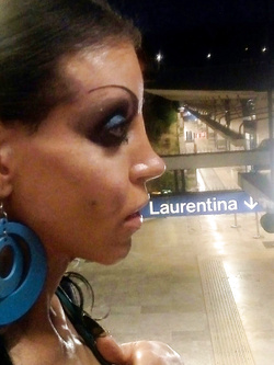 donna serissima cerca te guarda foto