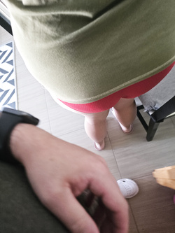 La mia troia va in giro in mutande rosse