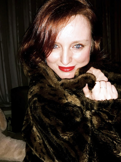 ALINA - PORCELLONA BIONDA ALLO SBANDO