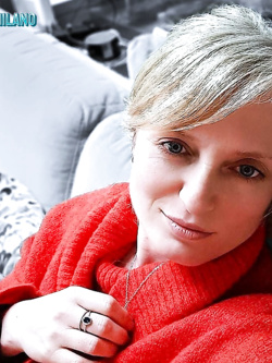 ALINA - PORCELLONA BIONDA ALLO SBANDO