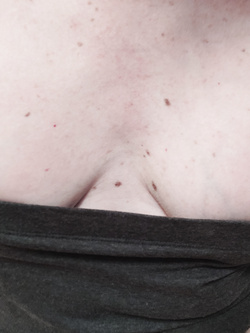 CULO ROSSO E CAPEZZOLI TIRATI