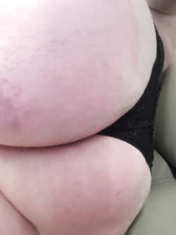 CULO ROSSO E CAPEZZOLI TIRATI