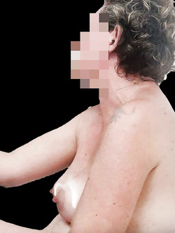 NUDA IN DOCCIA O NELLE FACCENDE QUOTIDIANE