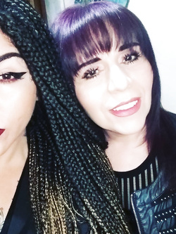 Tonia mangia sperma insieme alla figlia