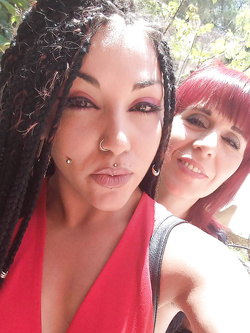 Tonia mangia sperma insieme alla figlia