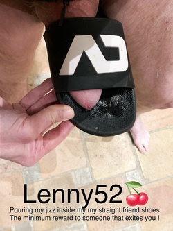 Lenny52 masturbazione discreta, sperma che cola nelle scarpe