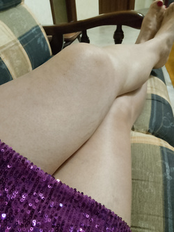 In perizoma  e unghie smaltate