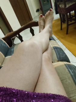 In perizoma  e unghie smaltate