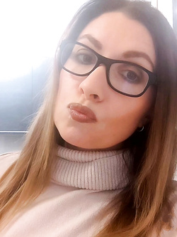 La zoccola di Silvia merita le vostre sborrate!!