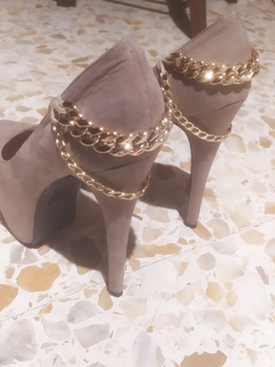 Ilaria la puttanella e le sue scarpe!