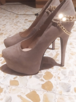 Ilaria la puttanella e le sue scarpe!