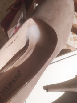 Ilaria la puttanella e le sue scarpe!