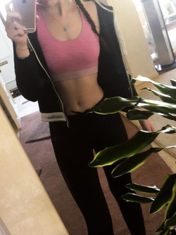 Questo ragazza sembra così sbalorditiva