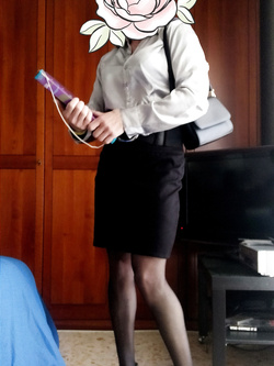 Segretaria porca pronta per leccare fighe e cazzi