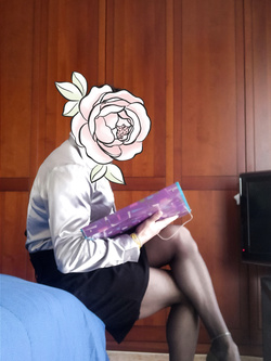 Segretaria porca pronta per leccare fighe e cazzi