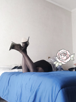 Segretaria porca pronta per leccare fighe e cazzi