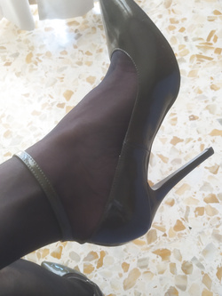 Segretaria porca pronta per leccare fighe e cazzi