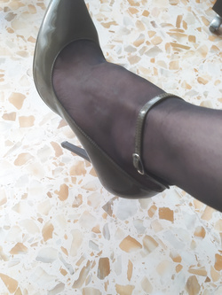 Segretaria porca pronta per leccare fighe e cazzi