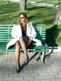 Moglie esibizionista senza mutandine al parco