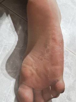 Mostro il mio culo e gambe in calze e i miei piedi sborrati