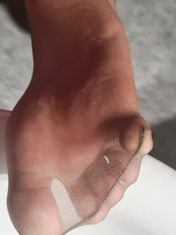 Mostro il mio culo e gambe in calze e i miei piedi sborrati