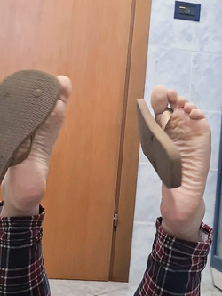 Mostro il mio culo e gambe in calze e i miei piedi sborrati