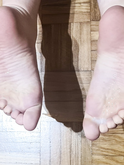 Mostro il mio culo e gambe in calze e i miei piedi sborrati