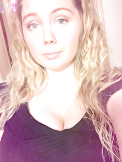 La troia del college ama mostrare le sue grandi tette