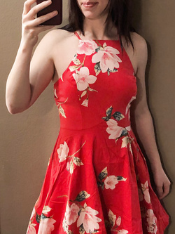 La sgualdrina ama succhiare il cazzo e farsi venire in facci