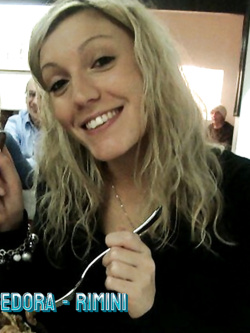 FEDORA BIONDA SEXY DI RIMINI