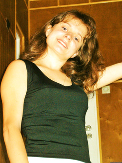 bellissima cagnolina polacca che mostra il suo corpo, la sua