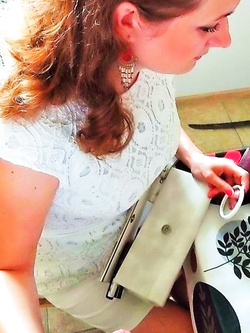 italiana cagnolina italo-polacca allarga le zampe prima