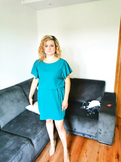 la cagnolina di casa mostra la sua figa pelosa e le sue tett