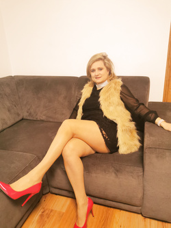 bella ragazza sottomessa italo-polacca allarga le gambe