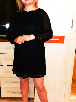 uno bella ragazza sottomessa italo-polacca allarga le gambe