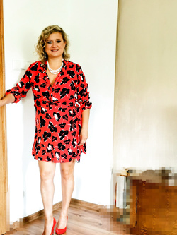 Una bella ragazza sottomessa italo-polacca allarga le gambe Parte 2