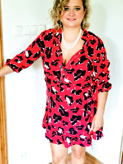 Una bella ragazza sottomessa italo-polacca allarga le gambe Parte 2