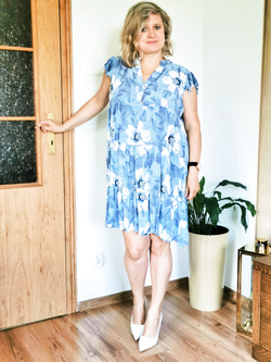 Una bella ragazza sottomessa italo-polacca allarga le gambe Parte 3