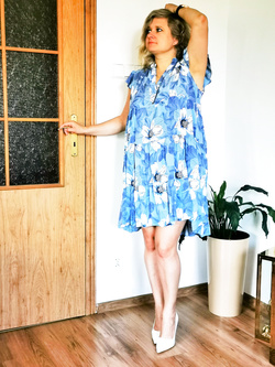 Una bella ragazza sottomessa italo-polacca allarga le gambe Parte 3