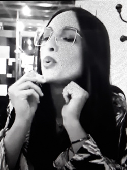 Pompinara con gli occhiali!